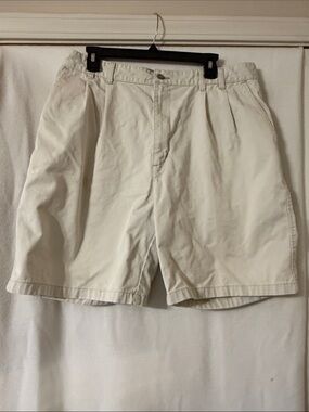 💫 Men's Flat-Front Shorts in Off-White — Classic Casual